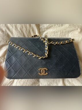 CHANEL Black Quilted Leather Shoulder Bag with Gold Chain